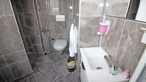 A bathroom with a shower, toilet, and sink. - ArkaDeniz Konukevi Bozcaada (Bozcaada)
