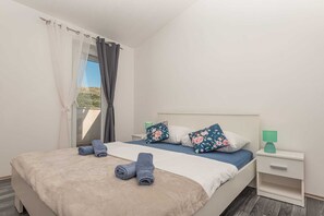 4 bedrooms, iron/ironing board, WiFi, bed sheets - Enjoy a Holiday Home Family Fun with Sea View right on the beach, Pet Friendly

 (Grebaštica)