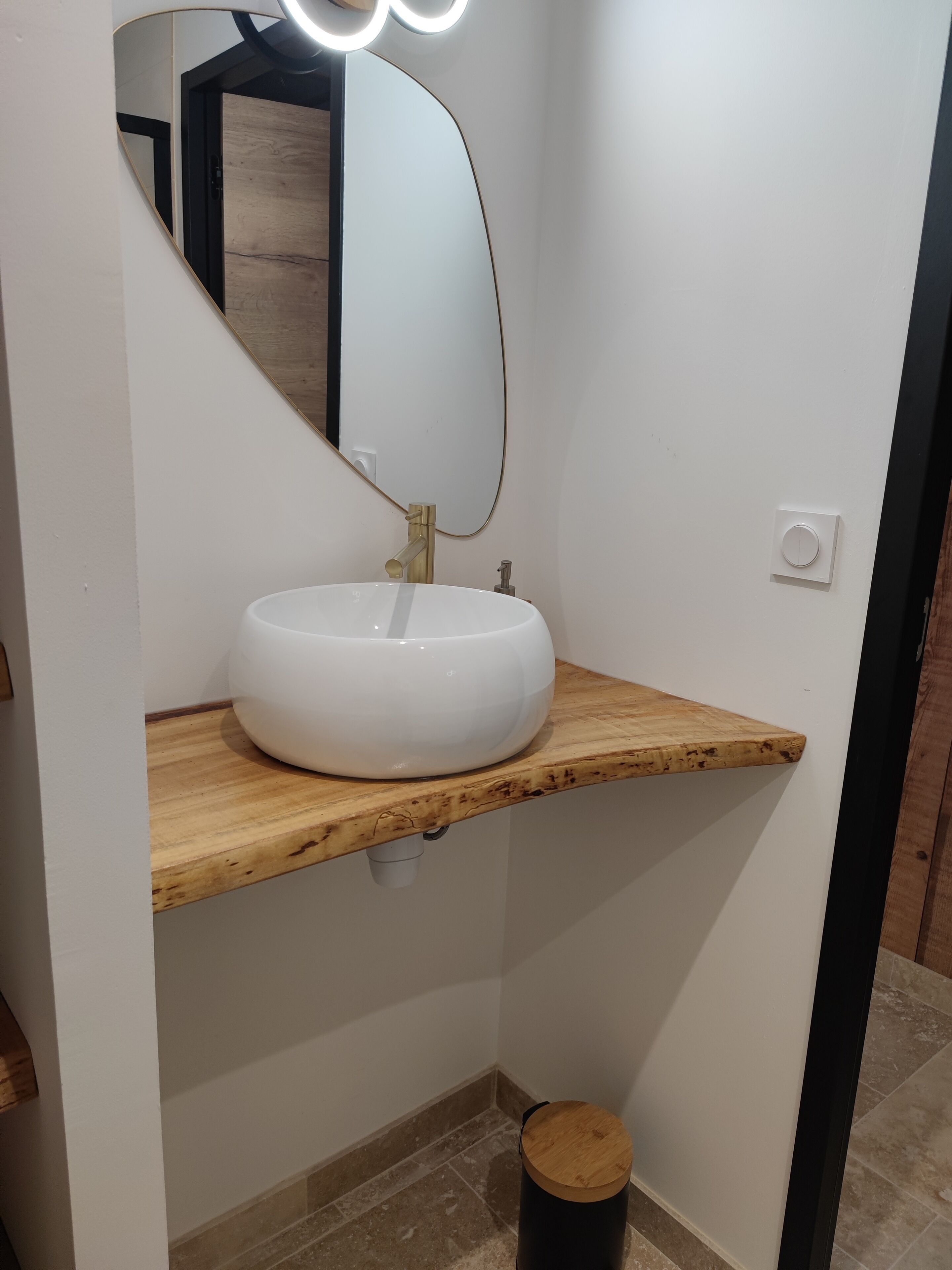 Doccia, asciugacapelli, asciugamani, sapone