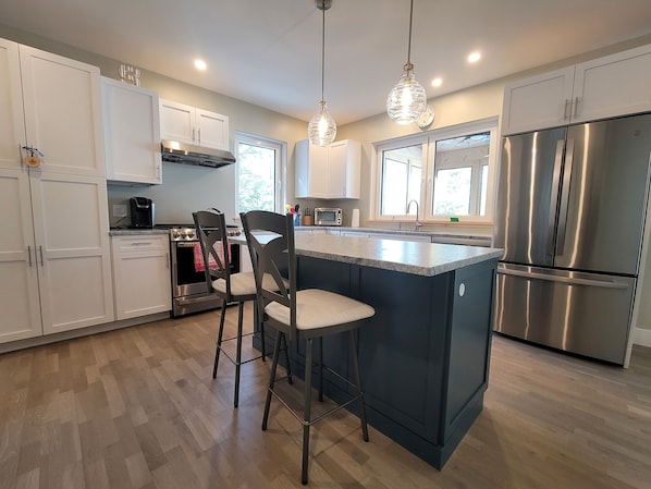 Fridge, microwave, oven, stovetop - Newer Construction waterfront house with AC and WiFi in Barnstead (Barnstead)