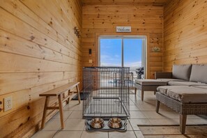 Een televisie, tafelvoetbal en boeken