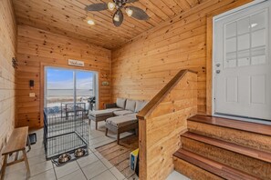 Een televisie, tafelvoetbal en boeken