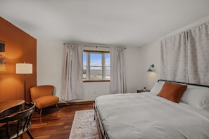 4 bedrooms, desk, iron/ironing board, free WiFi