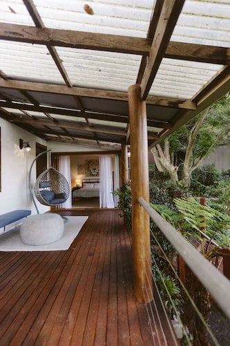 South Coast Hinterland Retreat on 30 acres with Rainforest Hikes and Firepit