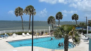 Alberca al aire libre y alberca climatizada