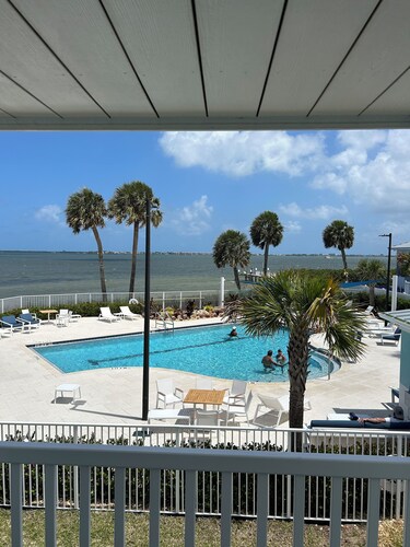 Sunrise & River Views * Fishing Access *Gym*Pool* Promo: 50% off 3rd night!