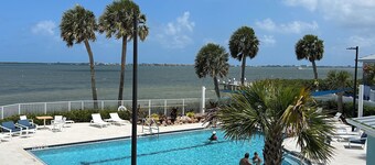 Sunrise & River Views * Fishing Access *Gym*Pool* Promo: 50% off 3rd night!