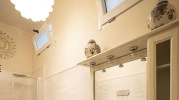 Appartement Deluxe | Salle de bain | Douche, douche à « effet pluie », articles de toilette gratuits