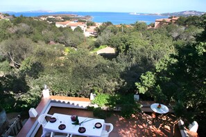 Outdoor dining - Masciaredda House - authenticity, relaxation, nature and sea view (Cannigione)