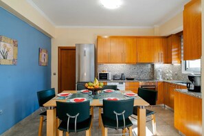 Fridge, microwave, oven, coffee/tea maker