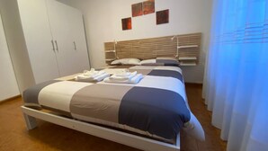 Une chambre à coucher avec un lit, une armoire et une tête de lit.