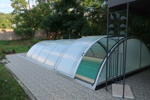 Una piscina al aire libre de temporada