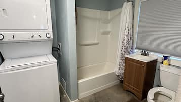 Secador de pelo, toallas, jabón y papel higiénico