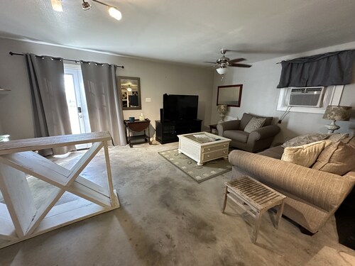 Cozy studio cottage in enchanting Lake Charles with AC, WiFi.  