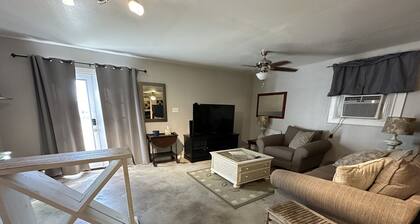 Cozy studio cottage in enchanting Lake Charles with AC, WiFi.