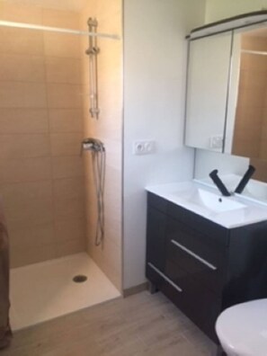 Towels, soap, toilet paper - Studio D'hôtes Récent Meublé Indépendant. 3 km Centre Perigueux (Champcevinel)