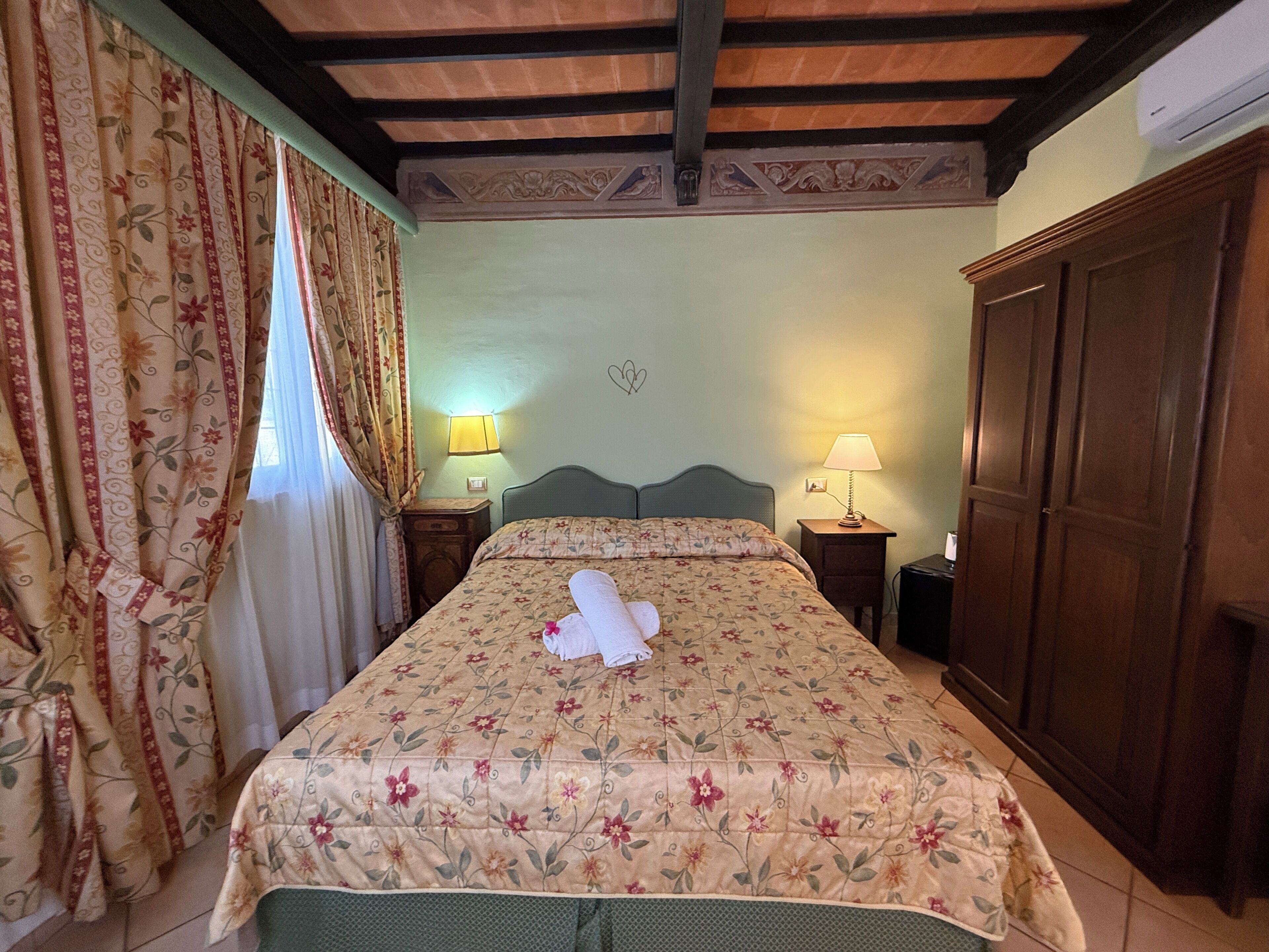 Deluxe Room | Minibar, in-room safe, desk, soundproofing