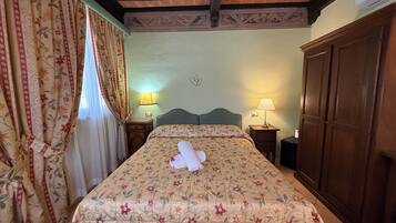 Deluxe Room | Minibar, in-room safe, desk, soundproofing