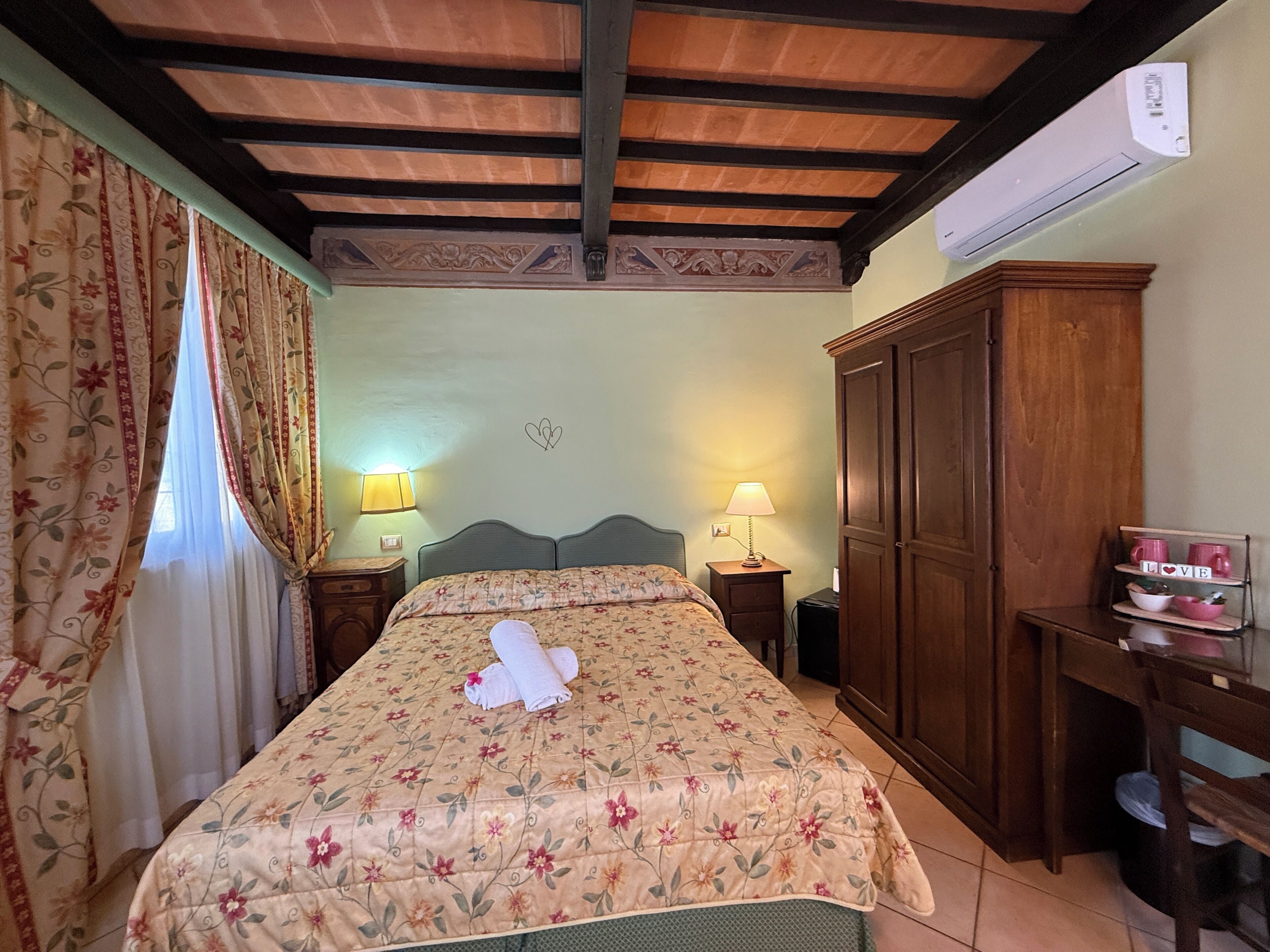 ميني بار وخزنة داخل الغرفة ومكتب وتجهيزات عازلة للصوت