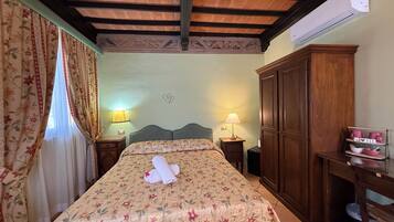 Chambre Deluxe | Minibar, coffres-forts dans les chambres, bureau, chambres insonorisées