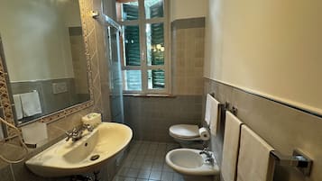 Quarto casal ou duplo conforto | Banheiro | Chuveiro, chuveiro com efeito de chuva, secador de cabelo, bidê
