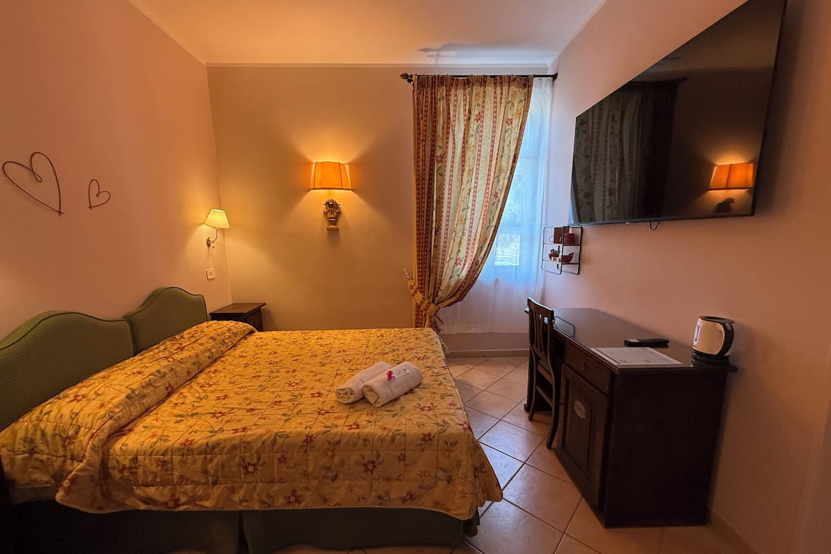 Deluxe Room | Minibar, in-room safe, desk, soundproofing