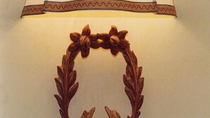 Una lámpara de pared con un diseño floral decorativo.