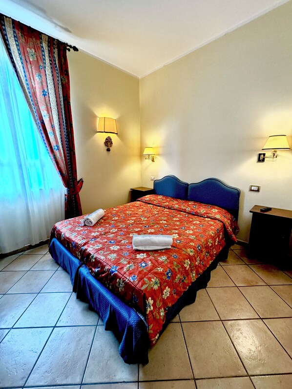 Comfort Double or Twin Room | Minibar, in-room safe, desk, soundproofing - Villa le Camelie Siena  (Siena)