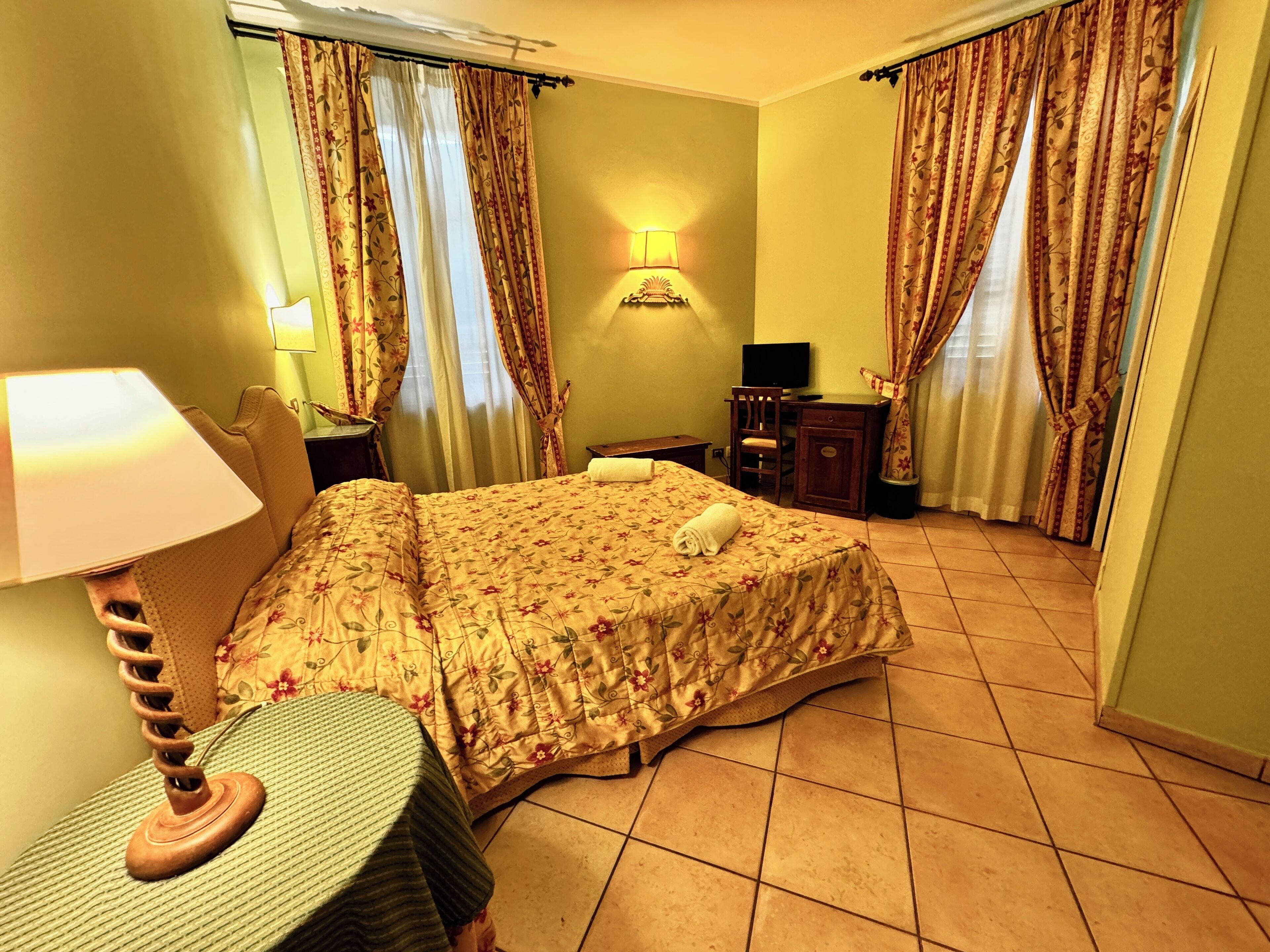 Comfort-Doppel- oder -Zweibettzimmer | Minibar, Zimmersafe, Schreibtisch, schallisolierte Zimmer