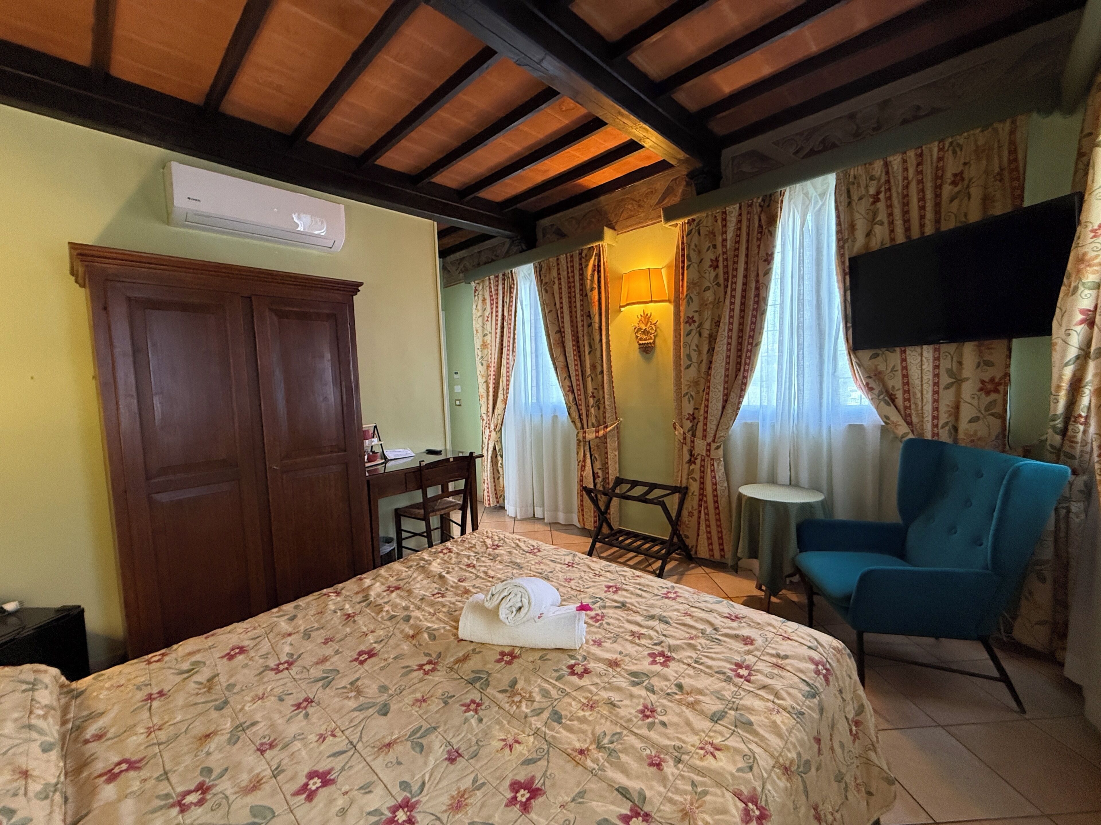 Deluxe Room | Minibar, in-room safe, desk, soundproofing