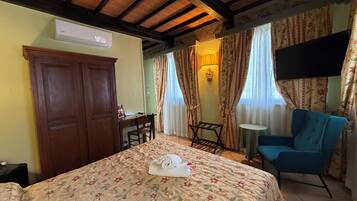 Deluxe Room | Minibar, in-room safe, desk, soundproofing