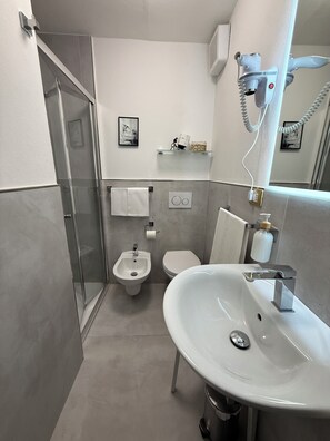 Familieværelse | Badeværelse | Bruser, brusehoved med spredningseffekt, hårtørrer, bidet