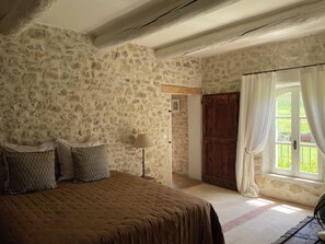 9 habitaciones, escritorio y tabla de planchar con plancha 