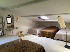 9 Schlafzimmer, Schreibtisch, Bügeleisen/Bügelbrett, Reisekinderbett