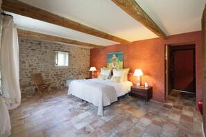 9 bedrooms, desk, iron/ironing board, travel crib - Beautiful Bastide in Provence with swimming pool, tennis court, and jacuzzi (CERESTE EN LUBERON)