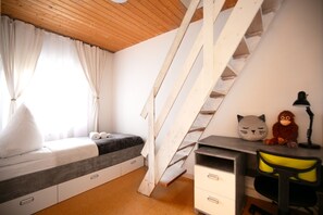 4 bedrooms, iron/ironing board, WiFi, bed sheets