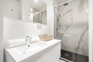 Basic Studio, Kitchen, Courtyard View | Bathroom | Shower, hair dryer, towels - Dobo Madrid Luna (Madrid)