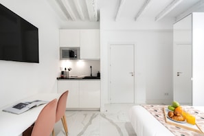 Basic Studio, 1 Double Bed, Courtyard View | Free WiFi, bed sheets - Dobo Madrid Luna (Madrid)
