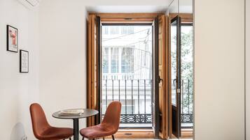 Estúdio urbano, 1 cama de casal, cozinha, vista para a cidade | Wi-Fi de cortesia, roupa de cama