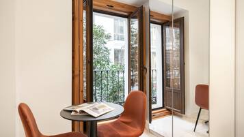 Estúdio urbano, 1 cama de casal, cozinha, vista para a cidade | Wi-Fi de cortesia, roupa de cama