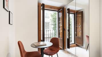 Estúdio urbano, 1 cama de casal, cozinha, vista para a cidade | Wi-Fi de cortesia, roupa de cama