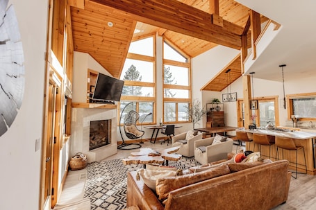 Smart TV, fireplace, books. Lake Tahoe - Lake View and Pet Friendly!