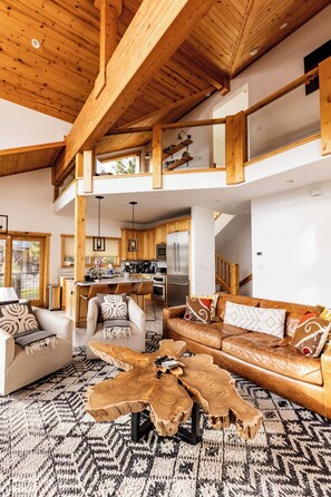 Smart-tv, eldstad och böcker