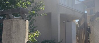 10 minutes from downtown and the train station; reverse duplex awaits you!