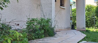 10 minutes from downtown and the train station; reverse duplex awaits you!