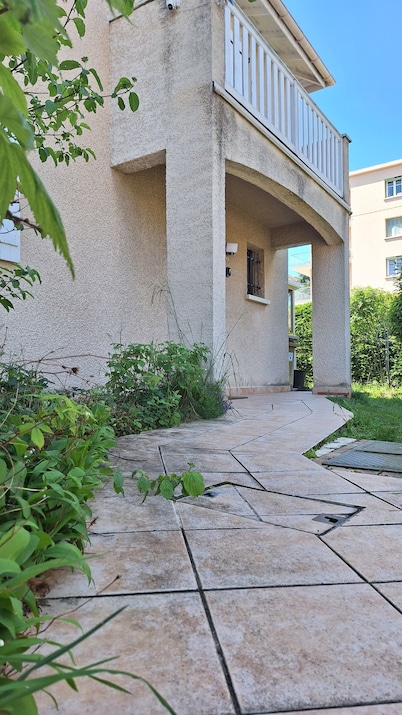 10 minutes from downtown and the train station; reverse duplex awaits you!