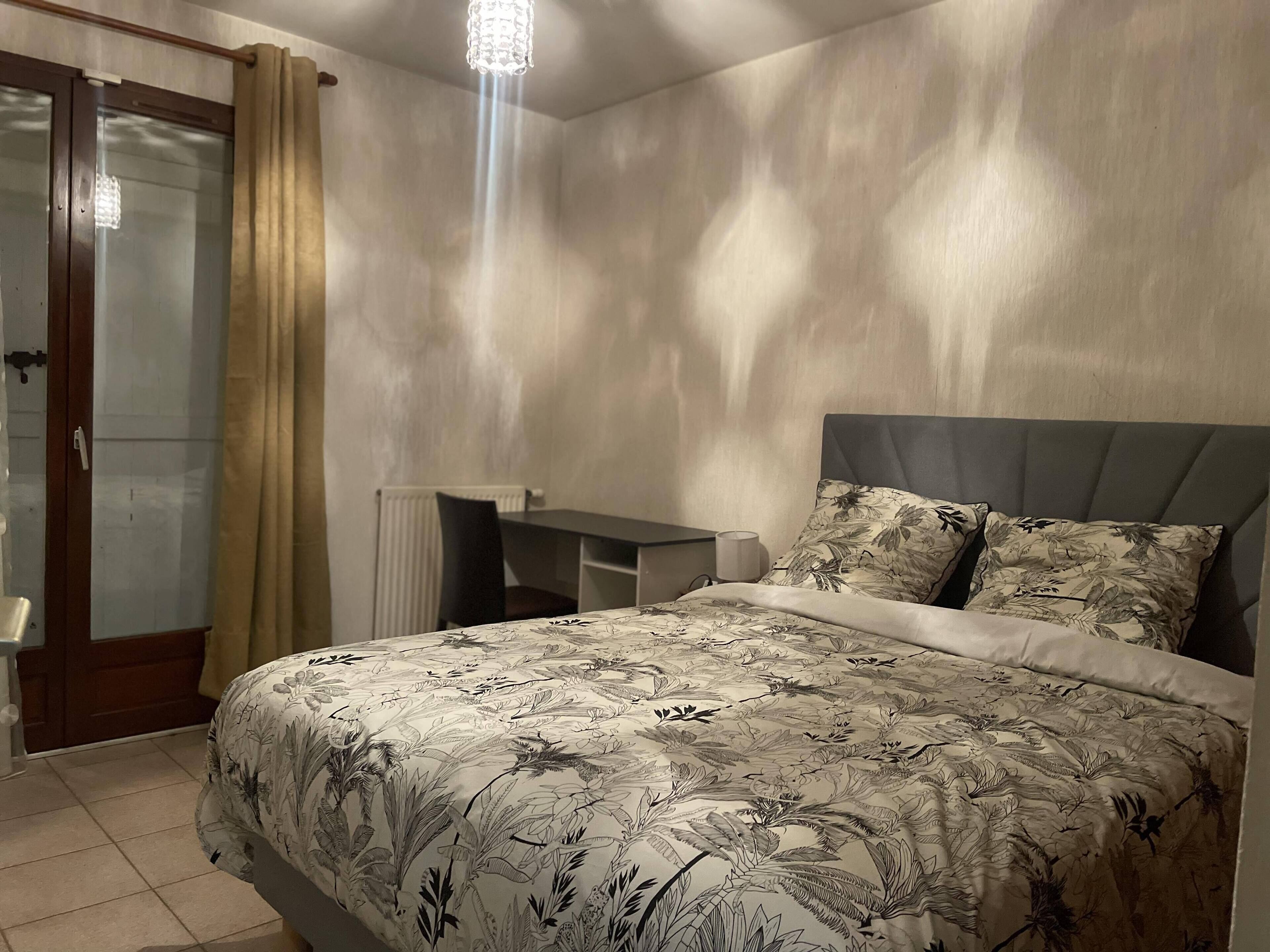 5 chambres, fer et planche à repasser, Wi-Fi, draps fournis