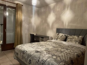 5 dormitoris, planxa i posts de planxar, wifi i roba de llit 