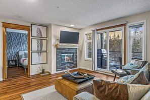 2 bedrooms, iron/ironing board, free WiFi, bed sheets - Welcoming 2 Bed/2 Ba-View-Pet-Gym-Parking-Wash/Dry (Canmore)