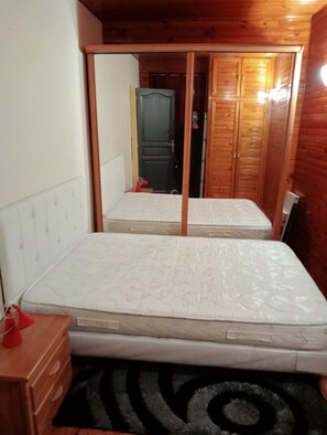 1 habitación, tabla de planchar con plancha, wifi gratis y ropa de cama